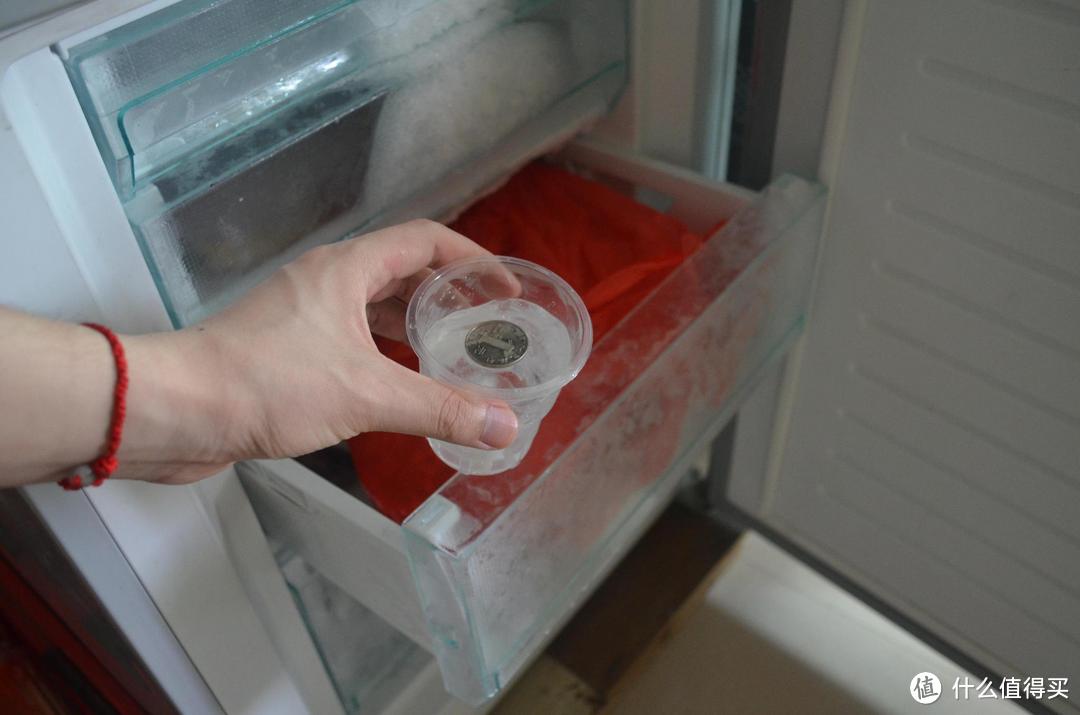 出远门的时候，切记在冰箱里面放一枚硬币